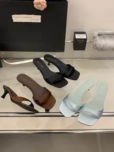 Muli a tacco alto stile francese con punta quadrata in nero marrone e azzurro