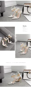Elegante Stiletto-Sandalen mit spitzer Zehenpartie, Goldkette und sexy Schnürung