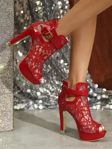 Gros plan exquis de sandales à talons hauts à plateforme en dentelle rouge, design sexy