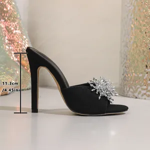 Detailansicht einer schwarzen Pantolette mit 11,3 cm Pfennigabsatz und Strassblume