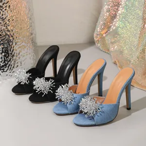 Elegante Stilett-Mules aus Denim und Wildleder mit funkelndem Strassblumen-Design