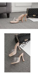 Detailansicht eleganter beigefarbener Pantoletten mit transparentem PVC-Riemen.