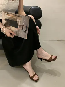 Eleganti sabot marroni in stile francese con tacco basso e punta quadrata su modella