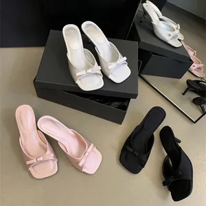 Elegante Damen-Sandalen mit quadratischer Zehenpartie, Schleife und hohem Absatz.