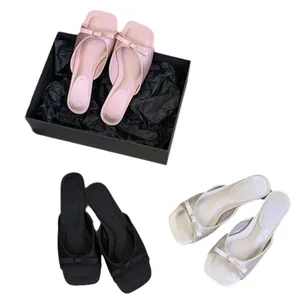 Elegante Damen-Pantoletten mit Absatz, quadratischer Zehenpartie und Schleife, diverse Farben