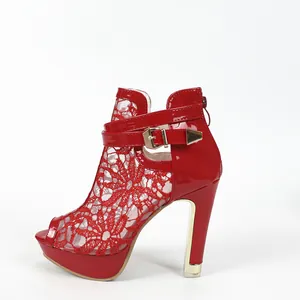 Vue latérale détaillée des sandales sexy à talons hauts en dentelle rouge et boucle dorée.