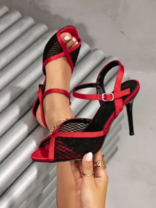 Elegantes sandalias de tacón de aguja en malla roja y negra con punta abierta de estilo