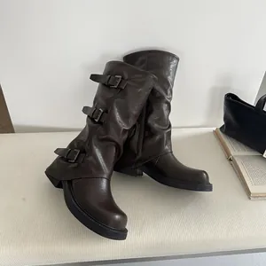 Seitenansicht von eleganten französischen Western-Wadenstiefeln mit drei Schnallen