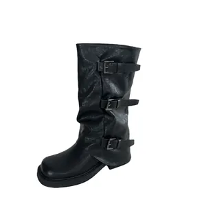 Schwarze mittelhohe Cowboystiefel mit drei Schnallen und einer weichen Ledertextur