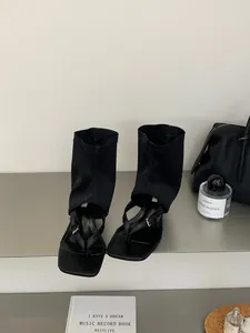 Botines negros de tacón alto con punta cuadrada y diseño de chanclas moderno y elegante