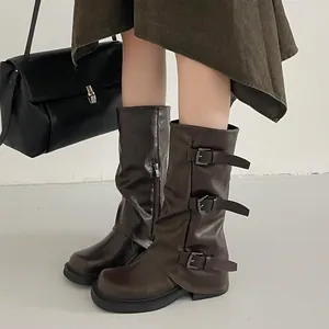 Braune wadenhohe Damenstiefel im Cowboy-Stil mit drei Schnallenriemen