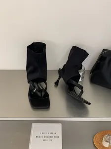 Botines modernos negros de estilo tanga con tacón alto y punta cuadrada de lado