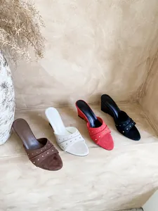 Eleganti sabot con zeppa e borchie in quattro colori versatili per un look chic.