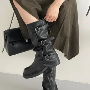 Elegante schwarze mittelhohe Cowboystiefel im französischen Stil mit drei Schnallen