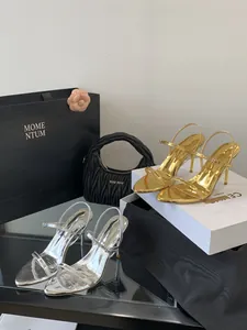 Sandales à talons aiguilles dorées et argentées élégantes avec brides fines.