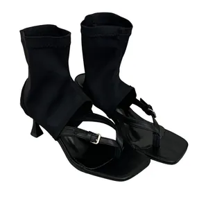 Elegantes sandalias negras con tacón, punta cuadrada, chancla y parte superior de calcetín