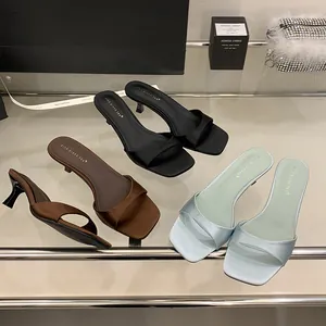 Sandali con tacco a gattino stile francese con punta quadrata e finitura satin