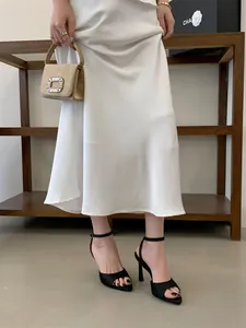Elegantes sandalias negras de tacón alto con tira al tobillo y punta cuadrada