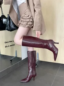 Elegante spitze weinrote Kniehohe Stiefel mit Krokodilmuster und Pfennigabsatz für Damen