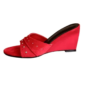 Eleganti sandali con zeppa in pelle scamosciata rossa da donna con borchie argentate