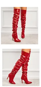 Vue détaillée de bottes cuissardes en cuir verni rouge avec talons aiguilles élégants