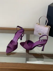 Elegantes sandalias de tacón en satén púrpura con punta cuadrada y tira al tobillo