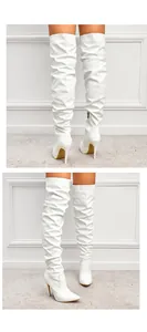 Vue détaillée de bottes blanches plissées cuissardes à bout pointu et talons aiguilles fins