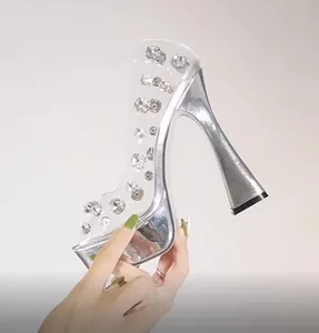 Detail van zilveren platformhakken met sprankelende strassteendetails