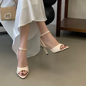 Elegantes sandalias de tacón de aguja con punta cuadrada y correa al tobillo