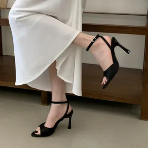 Elegantes sandalias negras de tacón con punta cuadrada y tira al tobillo para mujer.