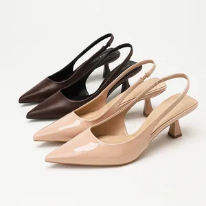 Elegante nudefarbene Lack- und braune matte Slingback-Pumps mit spitzer Kappe und Absatz