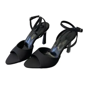 Elegantes sandalias de tacón alto negras con punta cuadrada francesa y correa al tobillo