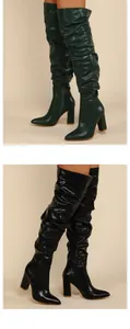 Détails des bottes cuissardes plissées en vert et noir avec talons hauts épais.