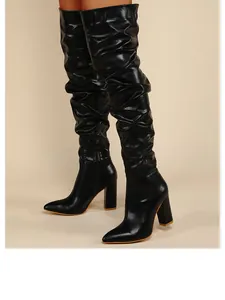Élégantes bottes cuissardes noires avec un design plissé et des talons hauts carrés