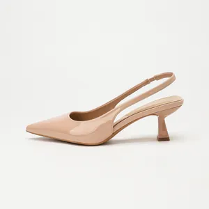 Nude Slingback-Pumps aus Lackleder mit spitzer Zehenpartie und ausgestelltem Absatz.