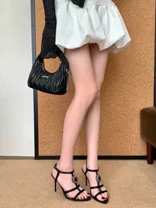 Elegantes sandalias de aguja negras con correa en T y hebilla circular de pedrería
