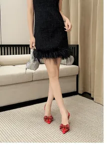 Rote Slingpumps mit spitzer Zehenpartie und luxuriöser Strass-Schleife für Partys
