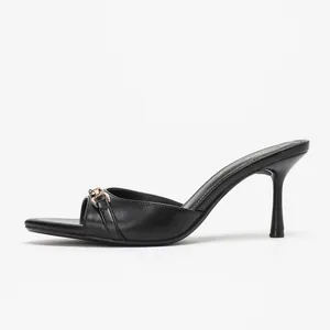 Elegantes mulas negras de tacón alto con punta cuadrada y detalle de hebilla de bocado