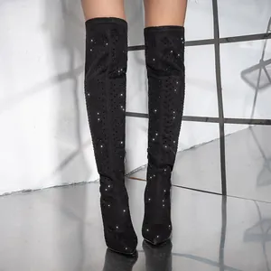 Vue détaillée des bottes au-dessus du genou ornées de strass noirs à bout pointu