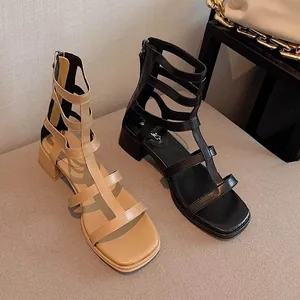 Paire de sandales gladiateur noires et beige pour femmes avec zip et talon carré.