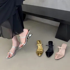 Elegante Damen Riemchen-Keilsandalen in vier modischen Farben für den Sommer