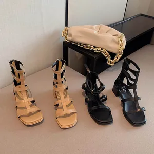 Vue détaillée de sandales gladiateur pour femmes avec fermeture éclair et talon carré en beige