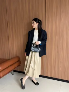 Detailansicht stilvoller schwarzer Mesh-Tabi-Ballerinas, kombiniert mit einem Outfit.