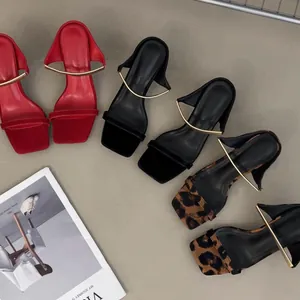 Vue de dessus des sandales à talons aiguilles bout carré en rouge, noir et léopard
