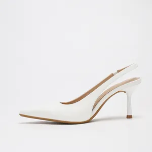 Elegante weiße Slingback-Pumps mit spitzer Zehenpartie und einem schlanken Pfennigabsatz