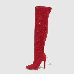 Bottes cuissardes rouges à strass avec talon aiguille de 11 cm et bout pointu élégant