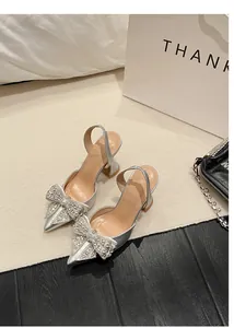 Elegante silberne Pumps mit spitzer Kappe, Strassschleife und Slingback-Riemen für Partys