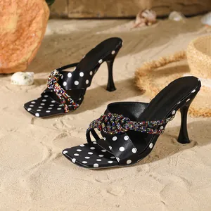 Vue détaillée de mules à pois et talons hauts avec nœuds en strass colorés