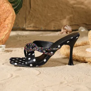 Vue latérale de la mule à talons hauts à pois avec lanières en strass