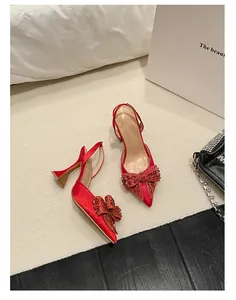 Elegante rote Satin-Slingpumps mit luxuriösen Strassschleifen und Kelchabsätzen.